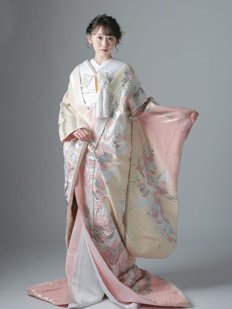 Traditional Wedding Kimono, Wedding Kimono Modern, Japanese Dress Design, Traditional Japanese Wedding Kimono, Fancy Kimono Traditional, Kimono Aesthetic Traditional, Japanese Princess Kimono, White Kimono Traditional, Japanese Wedding Dress Traditional