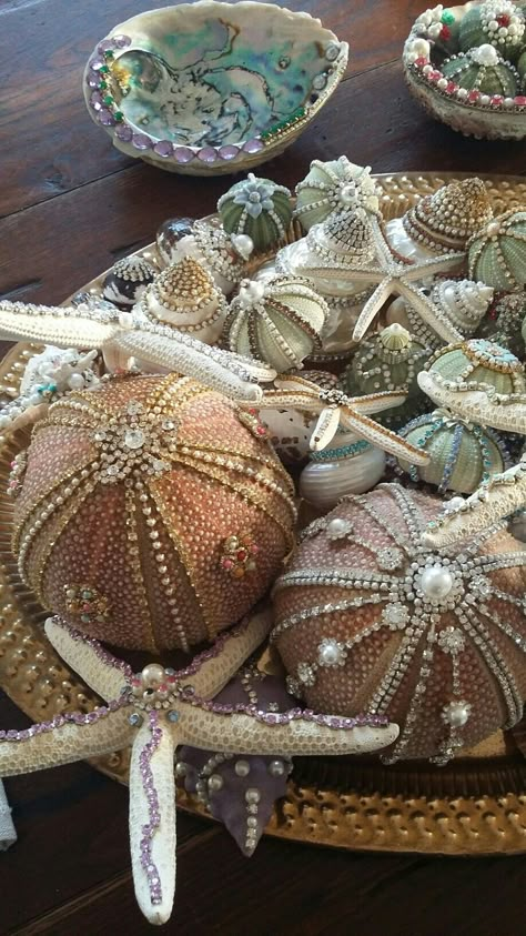 Beachy Christmas Ornaments, 1970s Home Remodel, Seashell Projects, Art Coquillage, 1970s Home, Beachy Christmas, Seashell Painting, Shell Crafts Diy, Sea Crafts