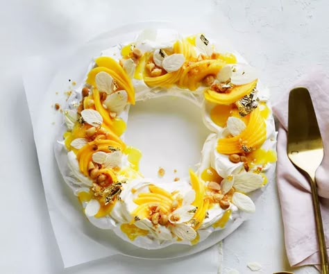 Mango Pavlova, Chocolate Pavlova Recipe, Australian Christmas Desserts, Mango White Chocolate, Pavlova Wreath, Christmas Pavlova, Chocolate Pavlova, Pavlova Dessert, Pavlova Recipe