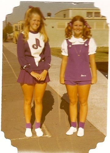 1970s Teenagers, Pep Rally Outfits, 60s Cheerleader, 70s Culture, 1962 Fashion, Pep Squad, Cheerleader Uniforms, The Sun King, School Cheerleading