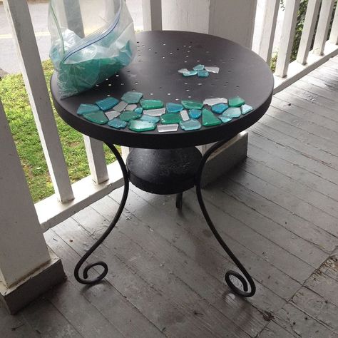 Patio Table Makeover - I love working on any little project that will enhance the look of the front porch. This metal side table was found at a yard sale for $2… Patio Table Makeover, Mosaic Patio, Outdoor Tile, Mosaic Rocks, Tile Table, Diy Porch, Elmer's Glue, Mosaic Table, Table Makeover