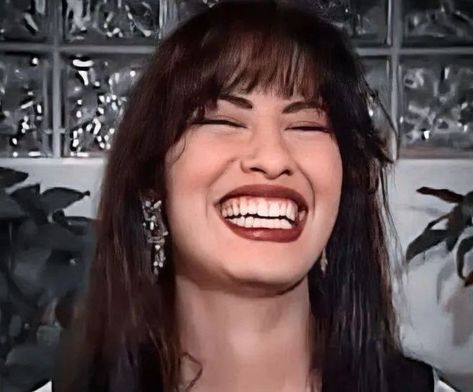 Selena Quintanilla Hair Bangs, Selena Quintanilla Pfp, Selena Quintanilla Songs, Selena Pics, Mexican Aesthetic, Brunette Black Hair, Media Cola, Selena Pictures, Female Icons