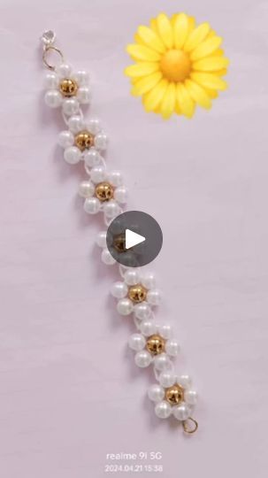 How To Make Pearl Flowers, Daisy Beads Tutorial, Beaded Daisy Bracelet, Pearl Necklace Tutorial, Flower Beaded Bracelet, Beaded Daisy, Friendship Bracelets Tutorial, Daisy Bracelet, Beaded Bracelets Tutorial