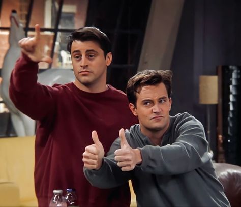 Joey And Chandler, Chandler Friends, Joey Chandler, Joey Friends, Friends Scenes, Friends Poster, Friends Cast, Joey Tribbiani, Friends Moments