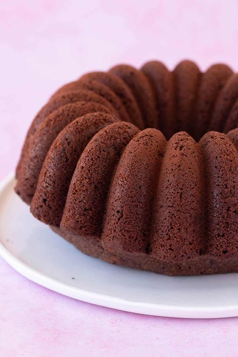 Chocolate Pound Cake (Quick and Easy) - Sweetest Menu Easy Chocolate Pound Cake, Baklava Recept, Chocolate Pound Cake Recipe, Cake Recipes Uk, Home Made Cake, Tiramisu Recept, Resipi Kek, Chocolate Pound Cake, Best Chocolate Desserts