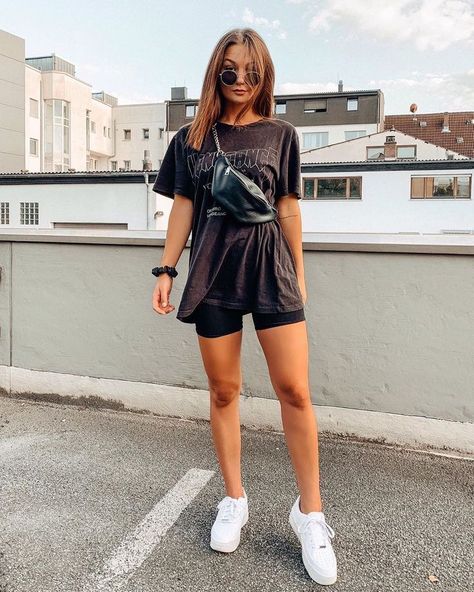 Bike Shorts Outfit, White Sneakers Outfit, Shorts Outfit, White Sneakers Women, Looks Black, Festival Looks, Tshirt Outfits, Autumn Outfit, Cute Summer Outfits