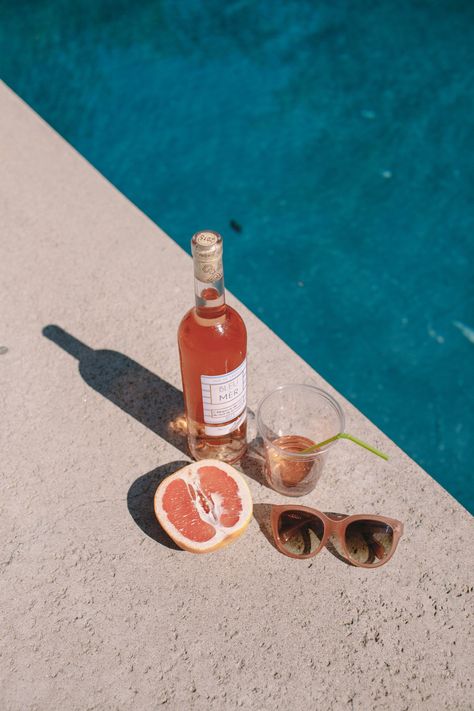 Photography Pool Photo Ideas, Pool Food Photography, Poolside Product Photography, Pool Product Photoshoot, Swimming Pool Aesthetic Photo Ideas, Pool Product Photography, Wine Summer Aesthetic, Pool Snacks, Summer Shots