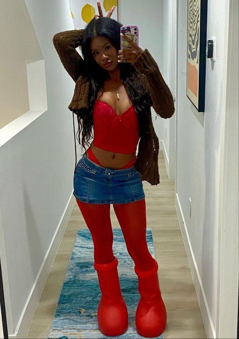 Red Moon Boots Outfit, Red Moon Boots, Red Boot Outfit, Astro Boots, Moon Boots Outfit, Red Boots Outfit, Doctor Insta, Red And Black Outfits, Rave Babe