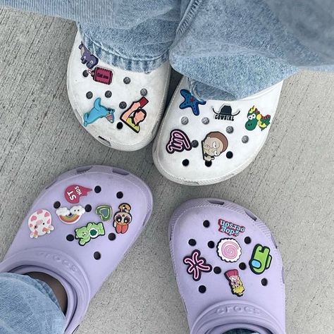 Jibitz 1500 set Croc Colors, Jibbitz Crocs Ideas, Croc Jibbitz Ideas, Croc Decorations, Crocs Aesthetic, Purple Crocs, Cross Shoes, Crocs Fashion, Y2k Girl