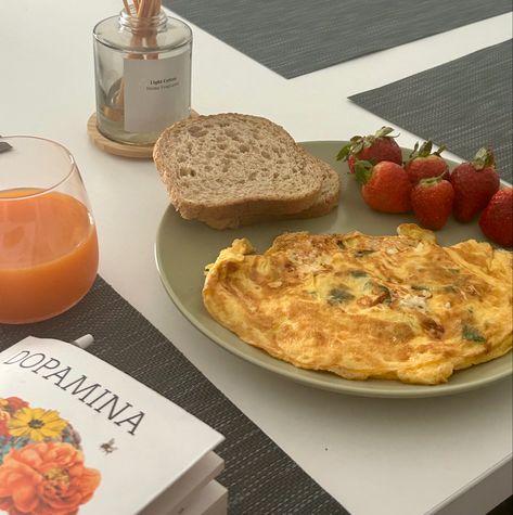 Omlet Aesthetic, Aesthetic Lunch Ideas, Productive Goals, Aesthetic Healthy Breakfast, Living Deliciously, Healthy Breakfast Aesthetic, Lifestyle Vision Board, Omlet Recipes, Aesthetic Lunch