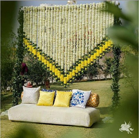 Photo Booth Decoration Indian Floral Decor, Diwali Photoshoot, Booth Decoration, Photo Booth Wedding, Indian Wedding Decorations Receptions, Haldi Decoration, White And Yellow Flowers, Simple Stage Decorations, Wedding Decor Photos