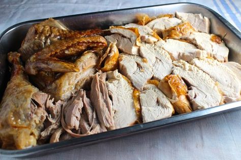 Cooking Thanksgiving Turkey, Reheat Turkey, Turkey In Oven, Thanksgiving Dinner Recipes, Thanksgiving Cooking, Baked Turkey, Thanksgiving Recipes Side Dishes, Turkey Recipes Thanksgiving, Thanksgiving Dishes