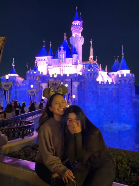 Disneyland Bff Pictures, Disneyland With Bestie, Disneyland Pictures Friends, Disneyland Pics With Friends, Disneyland Paris Photos, Disneyland Friend Pictures, Disneyland Paris Pictures, Disney World Pictures With Friends, Disneyland Inspo Pics