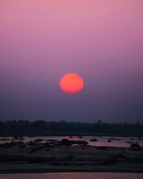 The best hour of the day. African sunsets are known for their vivid colors, caused by dust and moisture in the air, which scatter sunlight to create deep reds and oranges across the sky 🌅 #Africa #exploreafrica #AfricaNature #AfricanBeauty #tanzania #sunset #beautifuldestinations #discoverearth #moodygrams #photography #roamtheplanet #landscapecaptures #global_creatives #earthpix #agameoftones #nature_perfection Africa Sunset Painting, African Sunset Painting, African Sunset Photography, Sunset South Africa, Sunrise In Africa, African Skies, African Sunset, Nature Sketch, African Beauty