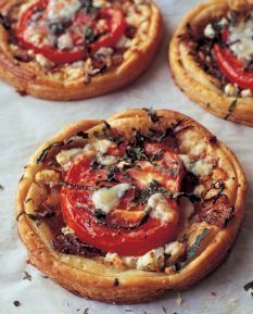 Goat Cheese Tarts, Tomato And Goat Cheese, Barefoot Contessa Recipes, Goat Cheese Tart, Cheese Tart, Fingerfood Party, Enjoy Your Meal, Mini Pizzas, Tomato Tart