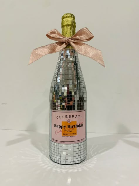 Disco Bottle 21 Bday Ideas, Sparkle Bottle, Birthday Wine Bottles, 21st Birthday Presents, Handmade Bar, Bridal Shower Diy, Alcohol Gifts, Painted Wine Bottles, Birthday Wine