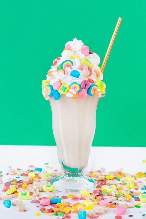 Rainbow Cereal Milkshake | studiodiy.com Unicorn Food, Rainbow Food, Unicorn Foods, Milkshake Recipes, Milk Shakes, God Mat, S'mores, Hot Fudge, An Ice Cream