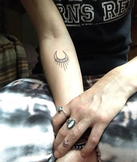 Rising woman tattoo Dies ist ein Symbol für Alchemie und Transformation. Der Mond, der die Sonne verdunkelt, repräsentiert die göttliche Vereinigung von weiblicher und maskuliner Polarität. Es ist ein Symbol dafür, dass Sie ganz werden, während Sie Ihr höchstes Potenzial erreichen. . Das Symbol "aufgehende Frauen" repräsentiert die göttliche weibliche Energie (Mond) und die göttliche männliche Energie (Sonne), um die Alchemie der göttlichen Vereinigung und des Geistes zu schaffen. Woman Symbol Tattoo, Rising Woman Symbol Tattoo, Rising Woman Tattoo, Rising Woman Symbol, Tattoo Transformation, Meaningful Symbol Tattoos, Woman Tattoo, Symbol Tattoo, Spiritual Tattoos