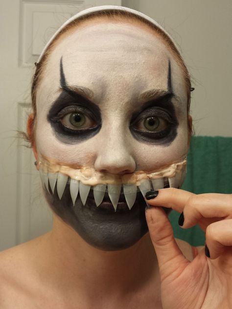 Liquid Latex Makeup Halloween, Fake Teeth Diy, Liquid Latex Makeup Ideas, Tooth Halloween Costume, Liquid Latex Makeup, Fake Teeth Halloween, Scary Teeth, Pennywise Makeup, Halloween Maquillage