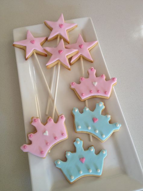 Star Cookie Wands, Tiara Cookies Decorated, Crown Cookies Decorated, Princess Crown Cookies, Crown Sugar Cookies, Crown Cutout, Mama Cake, Crown Cookies, Princess Cookies