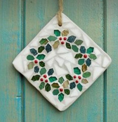 Mini Mosaic, Mosaic Christmas, Christmas Mosaics, Mosaic Tiles Crafts, Mosaic Art Diy, Mosaic Tray, Mosaic Flower Pots, Mosaic Garden Art, Mosaic Art Projects