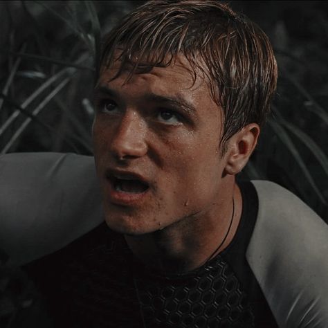 Peeta And Katniss Catching Fire, Peeta Mellark Side Profile, Peet’s Mellark, Peeta Mellark Pictures, Peeta Mellark Pfp, Peeta Mellark Hot, Peeta Mellark Icons, Peeta Mellark Catching Fire, Peeta Catching Fire