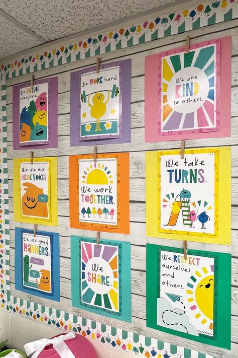 All About Me Teacher Bulletin Board, Early Childhood Education Bulletin Board, Art Display Classroom Preschool, Classroom Frames Ideas, Happy Place Classroom Decor, Outside Classroom Bulletin Board, Grade 1 Classroom Decoration Ideas, Bulletin Board Set Up, Kindergarten Display Board Ideas