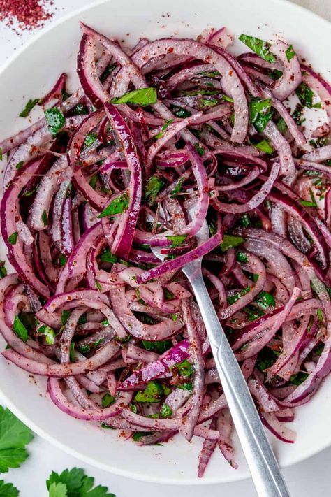 Turkish Onion Salad, Sumac Onions Recipe, Turkish Side Dishes, Turkish Salads, Turkish Salad Recipes, Sumac Recipes, Turkish Vegetables, Sumac Onions, Food Arabic