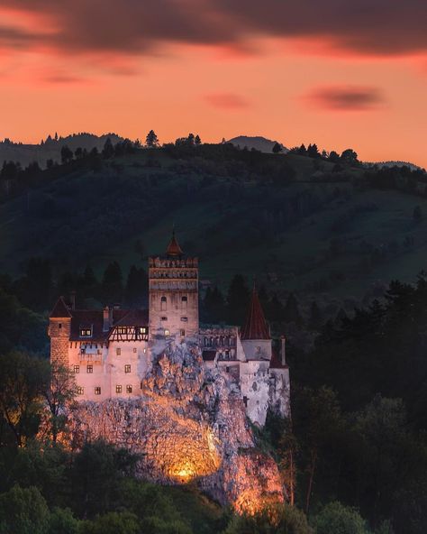 Night falls on Dracula’s Castle in Romania. | Travel photography to inspire wanderlust. Travel inspiration from around the world. | | Blog by the Planet D #Travel #TravelPhotography #Wanderlust #TravelInspiration #Romania Draculas Castle Romania, Halloween Around The World, Bran Castle, Dracula Castle, Transylvania Romania, Romania Travel, Beautiful Castles, Sun Goes Down, Dracula