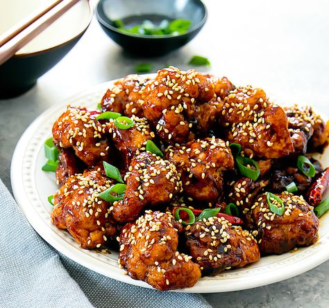 A meatless version of General Tso's chicken, replacing the chicken with crispy fried pieces of cauliflower. General Tso Cauliflower, Tempura Cauliflower, General Tso's Cauliflower, General Tso's Chicken, Chile Sauce, Cauliflower Dishes, General Tso, Cauliflower Recipes, Vegetarian Dinner