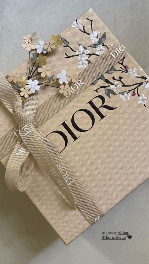 Fancy Gift Boxes Ideas, Fancy Packaging Design, Kotak Tudung, Aesthetic Packaging Ideas, Luxury Packaging Ideas, Glass Painting For Beginners, Dior Packaging, Elegant Packaging Design, Luxe Packaging