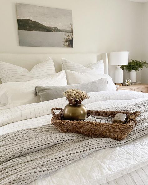 White Bed Linen Styling, White And Cream Bedding Cozy, White Linen Bedding Styling, White Taupe Bedding, Bed White Comforter, White And Grey Bed, White And Cream Bedding, Biege White Bedding, Pottery Barn White Bedding