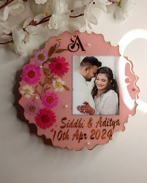 Resin Couple frame ✨ Preserving real daisy flowers with Name , date, photo, initials logo and small fairy light✨ Frame size- 8 inch #coupleframe #resincoupleframe #couplegiftideas #trendingreels #trendingsongs #transitionsongs #resingiftideas #handmadegiftideas #giftsforhim #GiftsForHer [ Birthday gift ideas, anniversary gift ideas, wedding gift, resin gift ideas , resin frame, resin art for beginners, resin art design, resin frame designs, resin name plate, resin round frame, irregular... Resin Gift Ideas, Best Friend Wedding Gifts, Couple Frame, Diy Resin Gifts, Gift Ideas Anniversary, Gift Ideas Wedding, Wedding Gifts For Friends, Resin Crafts Tutorial, Date Photo