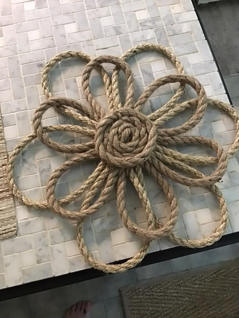 Twine Crafts Diy, Rope Wreath Diy, Burlap Flower Tutorial, Rope Wall Hanging, Twine Flowers, Jute Flowers, Twine Crafts, Hanging Craft Ideas, Burlap Roses