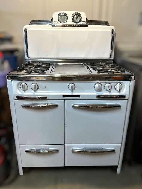 Add Some 50's to Your Kitchen This Christmas - Etsy Retro Oven, Unique Appliances, Vintage Kitchen Appliances, Freestanding Stove, Wood Stove Cooking, Pan Storage, Gas Stove Top, Pot Storage, Vintage Stoves