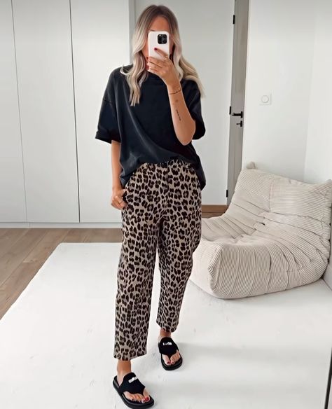 Leopard Trousers Outfit, Leopard Print Trousers Outfit, Minimal Summer Outfits, Leopard Pants Outfit, Floral Pants Outfit, Leopard Trousers, Parisian Chic Style, Work Wear Outfits, Mum Fashion