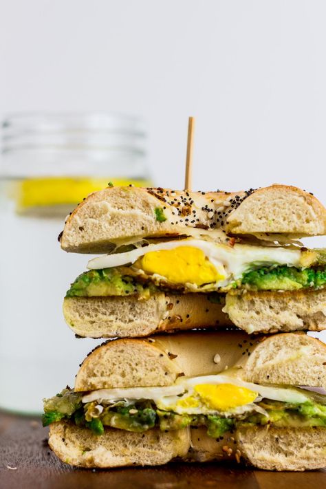 Avocado Fried Egg Bagel Breakfast Sandwich - Looking for a hearty and yummy breakfast? How does creamy avocado and savory fried eggs with cheese between your favorite bagel sound for your breakfast?!! #breakfastbagel #bagelrecipeeasy #bageleggsandwich #bagelbreakfastsandwich #avocadobagel #breakfastbagelsandwiches #bagelsandwiches Egg Bagel Sandwich, Bagel Recipe Easy, Egg Bagel, Bagel Breakfast, Fried Egg Sandwich, Bagel Breakfast Sandwich, Smoked Salmon Bagel, Everything Bagel Seasoning, Breakfast Bagel