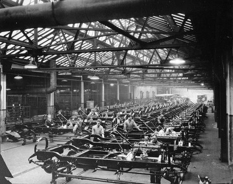 Packard plant Radium Girls, Detroit History, Skeleton Crew, Abandoned Factory, Line Photo, Old Factory, Industrial Photography, Old Fords, Antique Tools