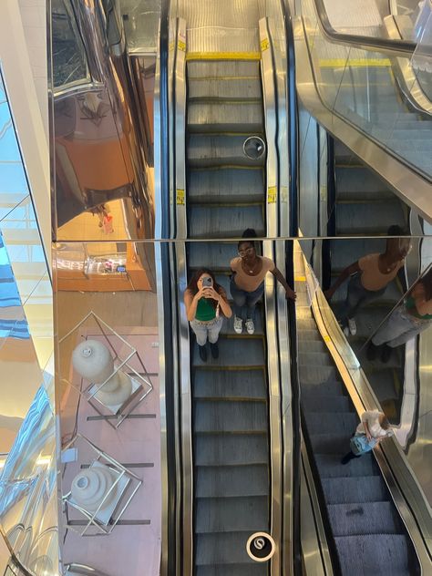 escalator mirror pic, friends pic Instagram Mall Picture Ideas, Escalator Mirror Selfie, Mall Pictures Friends, Mall Day With Friends, Mall Ig Story, Mall Story Ideas, Mall Inspo Pics, Mall Instagram Stories, Mall Date Aesthetic