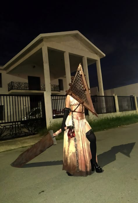 Lady Pyramid Head, Silent Hill Costume Pyramid Head, Female Pyramid Head Cosplay, Silent Hill Pyramid Head Cosplay, Silent Hill Halloween Costumes, Pyramid Head Cosplay Female, Cryptid Cosplay, Horror Game Cosplay, Horror Cosplay Female