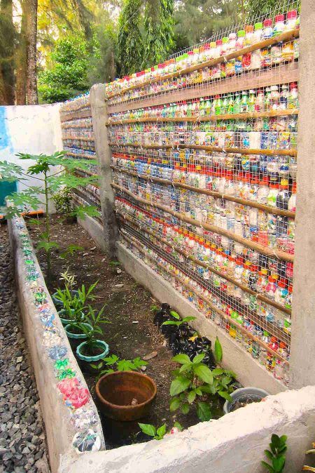 Plastic Bottle House, Plastik Recycling, Plastic Bottle Greenhouse, Recycled House, Foil Packs, Brick Projects, Eco Buildings, Plastic Bottle Art, Environmental Movement