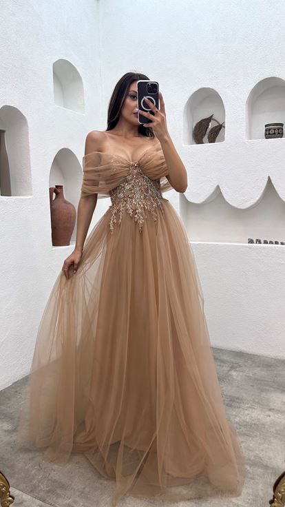 Outfit: Swimsuit + flowy cover-up + flip-flops Accessories: Beach bag and wide-brimmed hat Evening Dress Photoshoot, Beige Ball Gown, Beige Tulle Dress, Flowy Ball Gown, Beige Prom Dress, Matric Ball Dresses, Corset Gowns, Brown Wedding Dress, Beige Prom Dresses