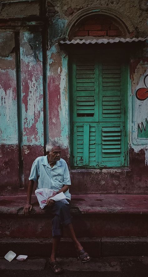 Everyday life in kolkata Old Kolkata Aesthetic, North Kolkata Aesthetic Photography, Kolkata Aesthetic, Streets Of Kolkata, Kolkata Photography, City Life Photography, Ganesh Art Paintings, Lake Garden, Light Portrait