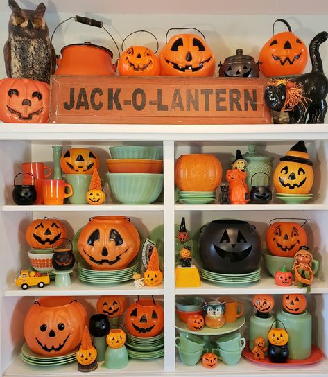 Vintage Halloween Crafts, Retro Halloween Decorations, Halloween Antiques, Halloween History, Happy Halloweenie, Halloween Mason Jars, Homemade Halloween Decorations, Halloween Facts, Whimsical Halloween