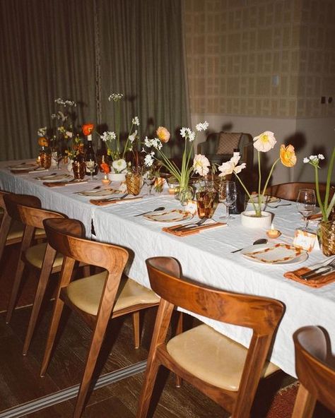 Cool Table Settings, Brown Paper Dinner Table, Midcentury Modern Tablescape, Plants Instead Of Flowers Wedding, Candle Tablescapes Dinner Parties, Dinner Candle Holders, Dinner Party Table Settings Fall, Dinner Table Inspiration, 70s Table Decor