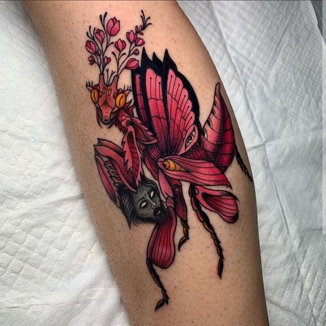 caguama.tattoo on IG Tattoo Cartridge Needle, American Style Tattoo, Mantis Tattoo, Orchid Mantis, Earthy Tattoos, Bird Tattoo Wrist, Organic Tattoo, M Tattoos, Orchid Tattoo