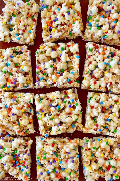 Popcorn Bar Recipes, Marshmellow Treats, Marshmallow Treats Recipe, Gooey Desserts, Popcorn Dessert, Popcorn Recipes Easy, Marshmallow Popcorn, Popcorn Cake, Marshmallow Bars