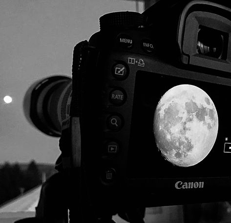 The Moon Is Beautiful, Fotografi Vintage, Foto Ideas Instagram, Pavlova, Black Aesthetic, Aesthetic Photo, Dark Academia, Dark Aesthetic, Full Moon