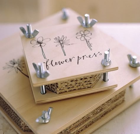 Pressed Flowers Diy, Pressed Flower Crafts, Flower Press, Fleurs Diy, Pressed Flower Art, Nature Crafts, Crafty Diy, Flowers Diy, Flower Crafts