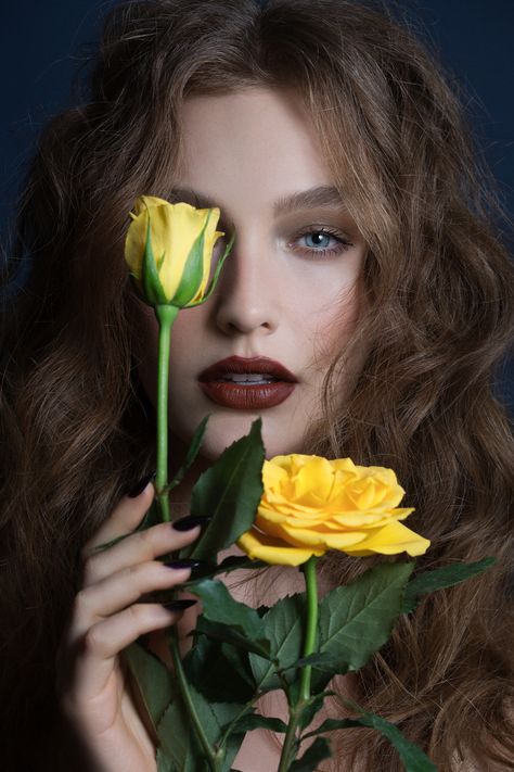 Flower Photoshoot, Creative Photoshoot Ideas, Portrait Photography Women, Self Portrait Photography, Model Poses Photography, Fashion Photography Poses, Face Photography, Portrait Photography Poses, Beauty Shoot